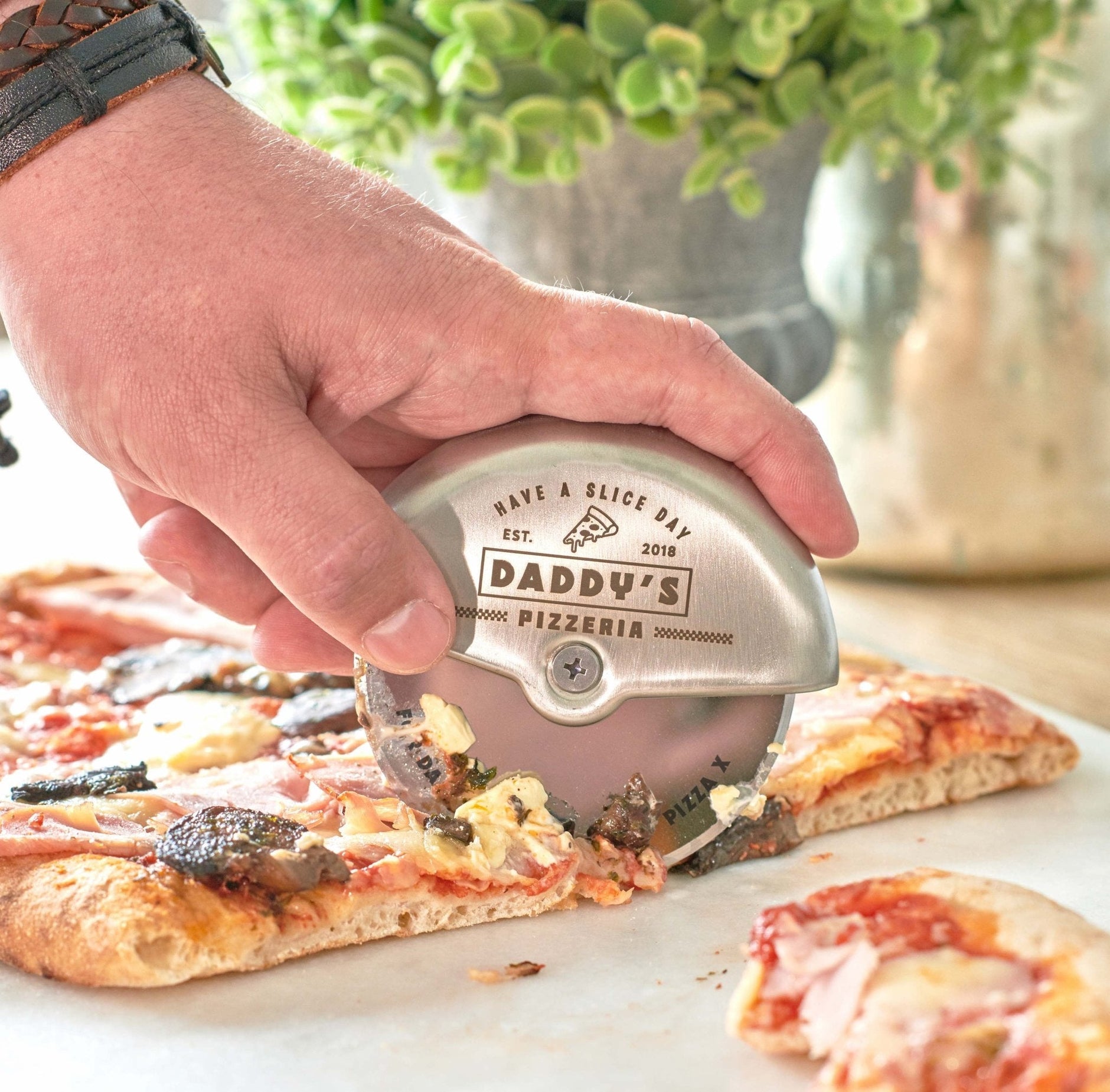 Personalized pizza cutter wedding favors | Beachweddingtips.com