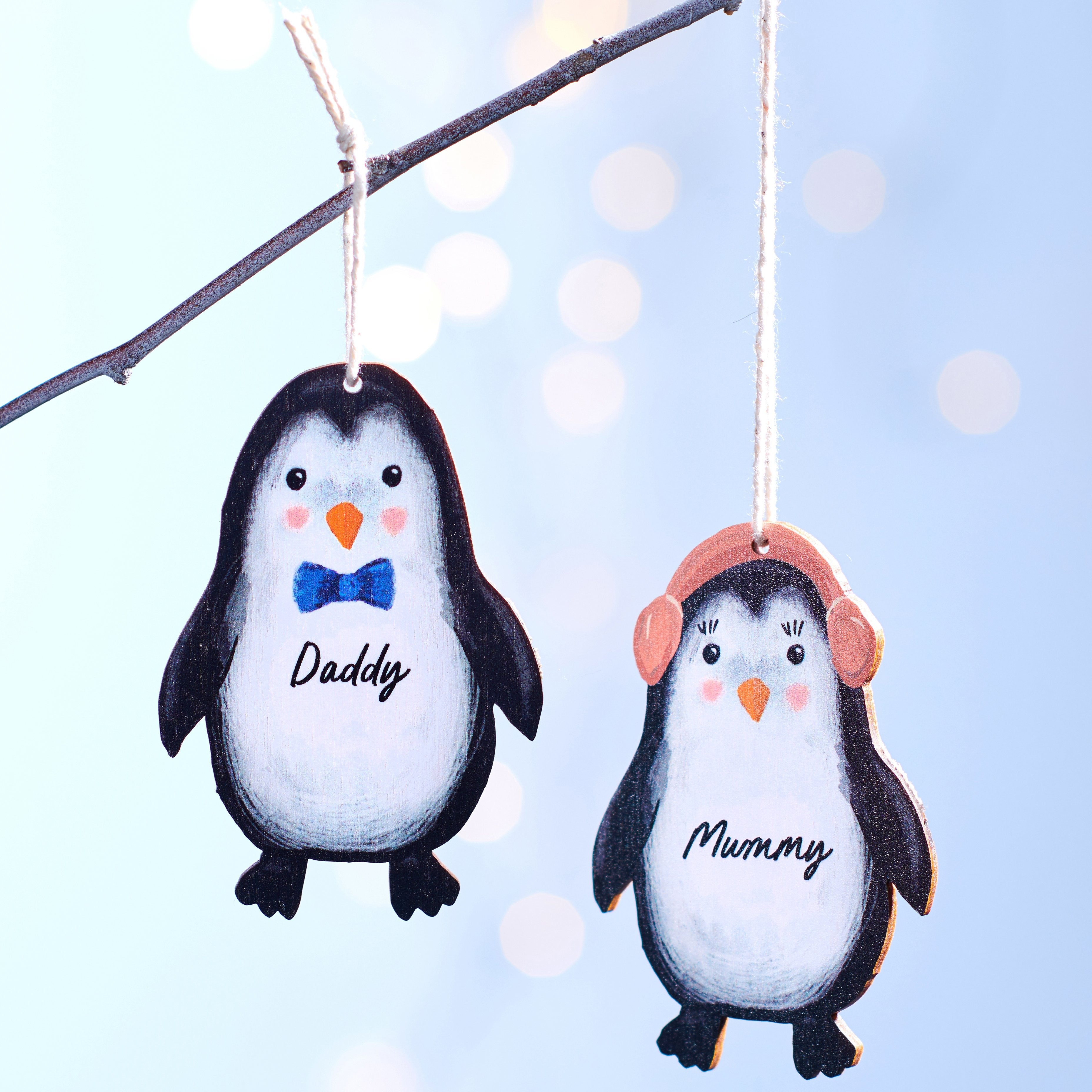 https://www.oakdenedesigns.com/cdn/shop/products/oakdene-designs-christmas-decorations-personalised-penguin-family-decoration-28341236695111.jpg?v=1675211435